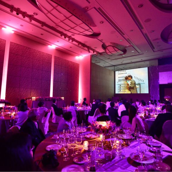 エンドロールはピンクとパープルの幻想的なライティング！