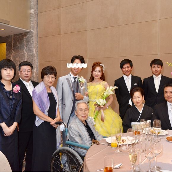 親族と
素敵な披露宴だと笑顔で話してくれました。
祖母も綺麗だと本当に喜んでくれて嬉しかったです。