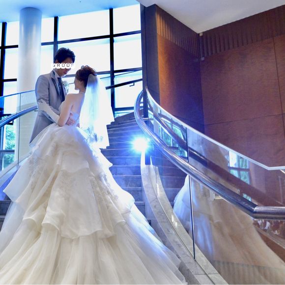 ロビーでの階段ショット。
韓国ウエディングフォトのポージングを参考に、ジルスチュアートの4層のバックのドレスをメインに撮ってもらいました。