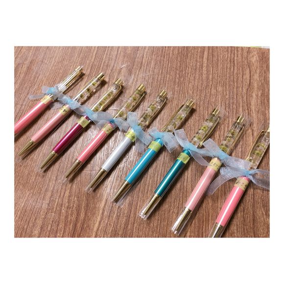 ハーバリウムペン
（受付やスピーチ、余興や二次会のお手伝いを
   してくれた友人に御礼の品だけでなく
   手作りのものも一緒にプレゼントしました）