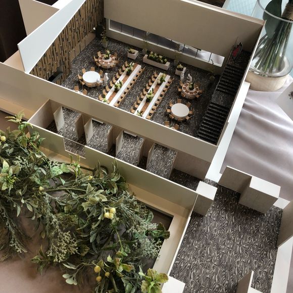 7F披露宴会場
ナチュラルがテーマ✨
ここは人気が高かったです！早めの予約がいいかもです！
木の温もりをすごく感じることができそう！そして、階段演出可能です！