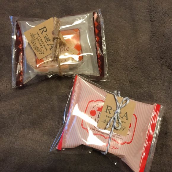 プチギフトは大麦ダクワーズ！
手作りのサンキュータグと100均で♪