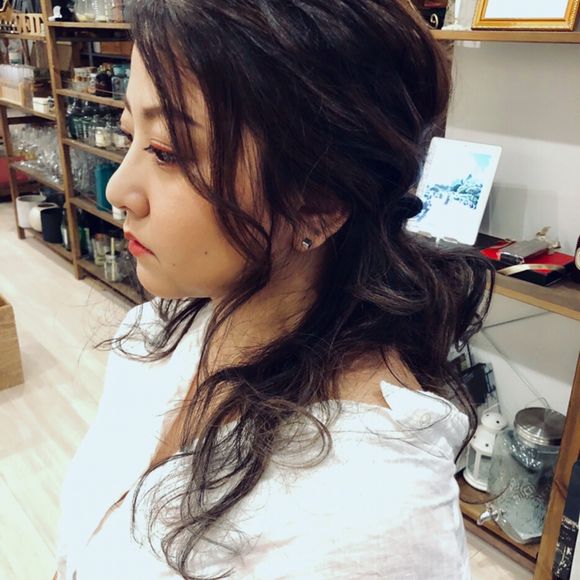 ヘアメイクリハーサル
衣装替えのヘアメイク
ハーフアップスタイル