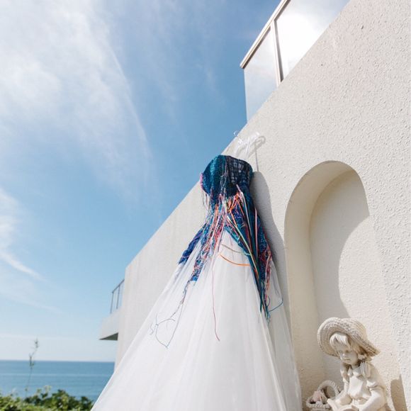 海のブルーと新婦をイメージしたカラーの生地や糸、リボンを使用

