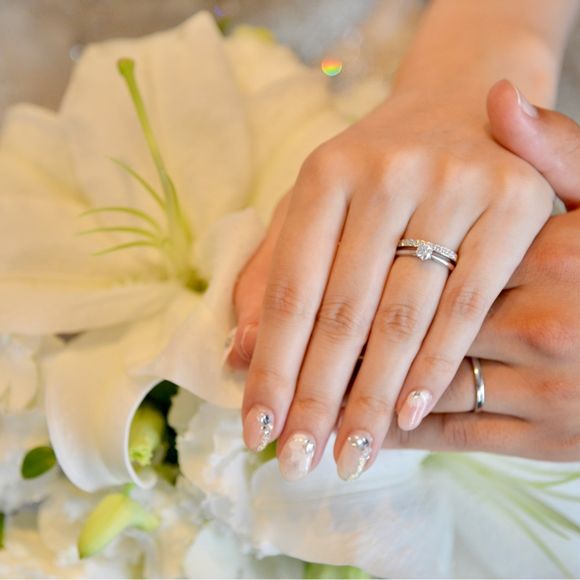 婚約指輪、結婚指輪、ネイルを
ブーケと共に