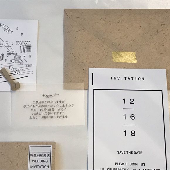 招待状
私たちの場合日取りがバタバタと急に決まり、挙式日まで迫っていたので、返信ハガキを付けない『折り返し』というスタイルにしています。