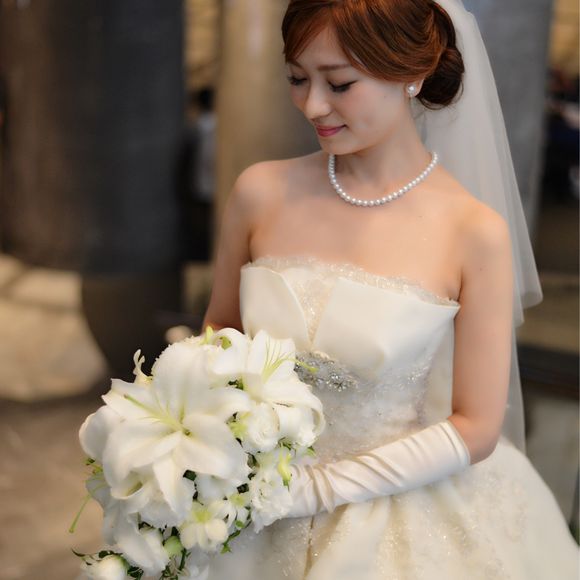 挙式ではシンプルに
ジルスチュアートのティアラ、パールのネックレスとイヤリングを。
ブーケはキャスケードでまとめました。