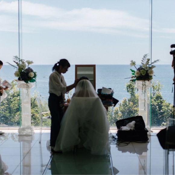 挙式にも使えるスペースを新婦の控え室に
海を眺めながらヘアメイク準備