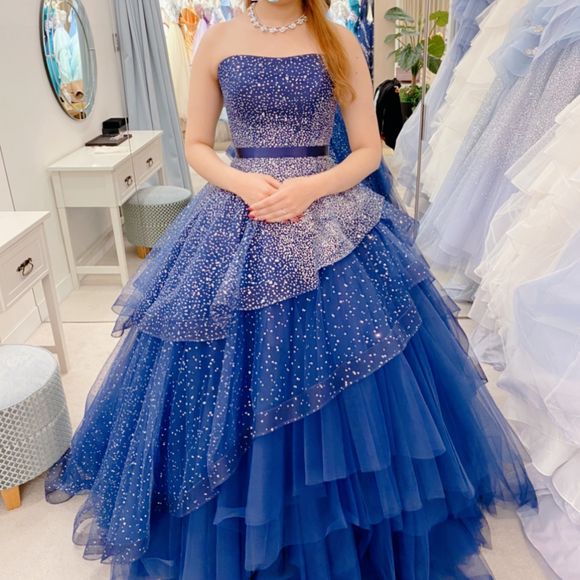 グリッターがたっぷりのキラキラドレス。
色も濃いのですが、顔も濃いので負けてはなかった(らしい)
もう少し横のボリュームが欲しかったかなー。
キヨコハタドレスです。