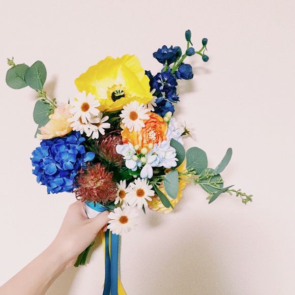 前撮り用ブーケ
ネットで購入した造花をまとめてブーケに。あえて、違う花を入れることによってラフさを出しました。