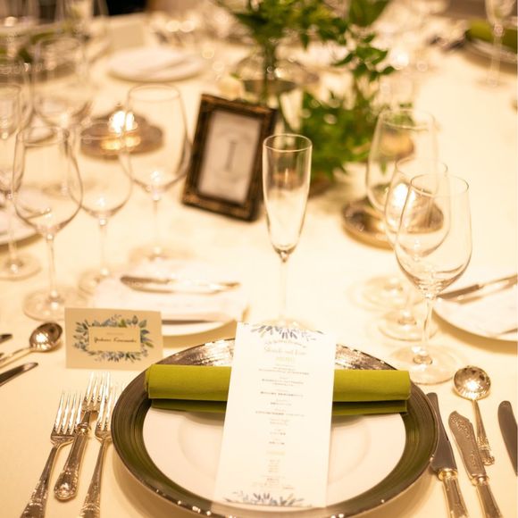 𝑀𝑒𝑛𝑢表の字もしっかりとわかるように
祖父母の分は
フォントサイズを大きくしたり
ドイツの友達はドイツ語にしたり
自分でつくったからこそ
みんなに合わせた𝑀𝑒𝑛𝑢表が作れました😊
席札の名前も
友達はおしゃれに筆記体の英語にしましたが
親族席は祖父母もいるので
漢字で読みやすくしました😄
フォントを大きくしたり
人によって色々考えて調節できました😄


初めて