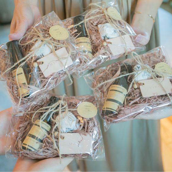 余興のお礼１１人分手作りギフト
・手作りイソップ風アルコールスプレー
・ラッシュのチャリティーポットコイン
・minneで革の名札購入
ラッピングのロゴシールも手作り♡