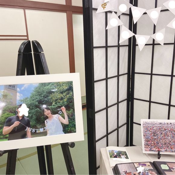 親しい人ばかりなので、2人のアルバムなどを自然体で飾りウェルカムスペースとしました