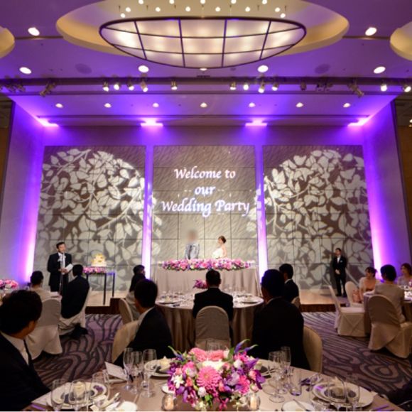 会場の装花とライティングがマッチしたお気に入りの一枚。
サイドのライティングもゴージャス感がでる大きなお花模様に。