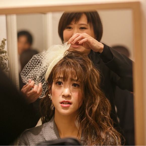 変な顔笑 お色直しはゆるふわウェーブダウンにトークハットを✨ 少し大人っぽく！