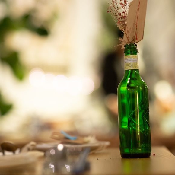 テーブルナンバーにかすみ草のドライフラワーを添えて。