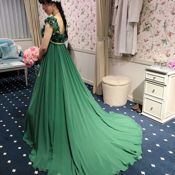 カラードレス試着☆
探しているのは花柄プリント！
これは森の妖精がテーマのドレス