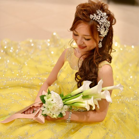 カラーのブーケには
シャンパンゴールドのおリボンをプラス