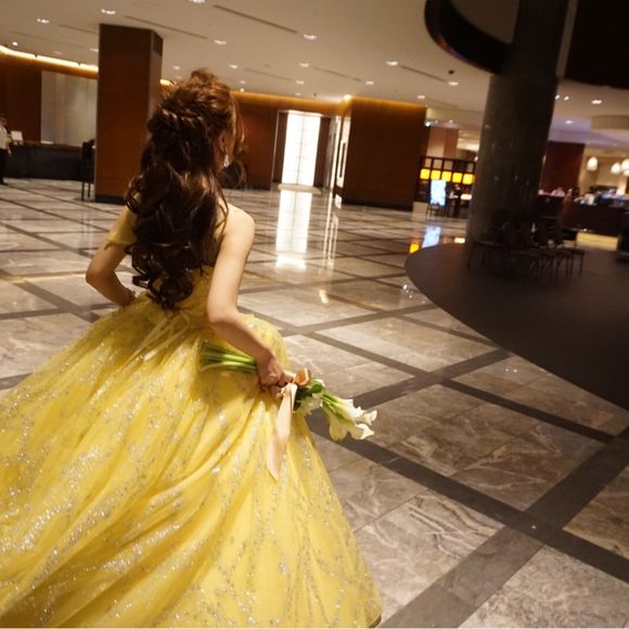 ホテルのロビーとカラードレスの後ろ姿がいい感じに。