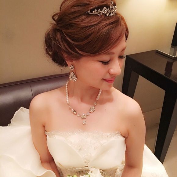 360度どこから見ても可愛いヘアスタイル。
ジルスチュアートのドレスに合わせてジルのティアラを包み込むようアレンジしてくれました。