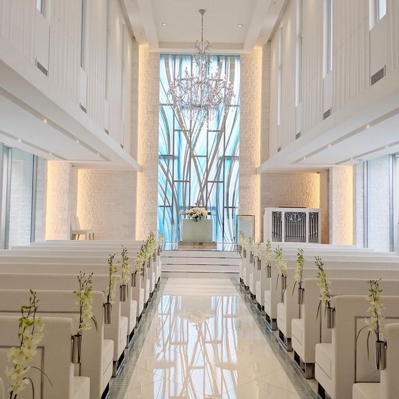 ル・センティフォーリア 大阪
白が基調、隣に流れる滝、水色のステンドグラスに惚れたチャペルです。

チャペルは真っ白と決めていたので、このチャペルだけでだいぶこの会場に心が傾きました（笑）