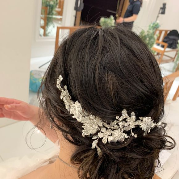 前撮りスタイル
結婚式当日は同じヘアスタイルで
白いお花のヘッドドレスを着用しました