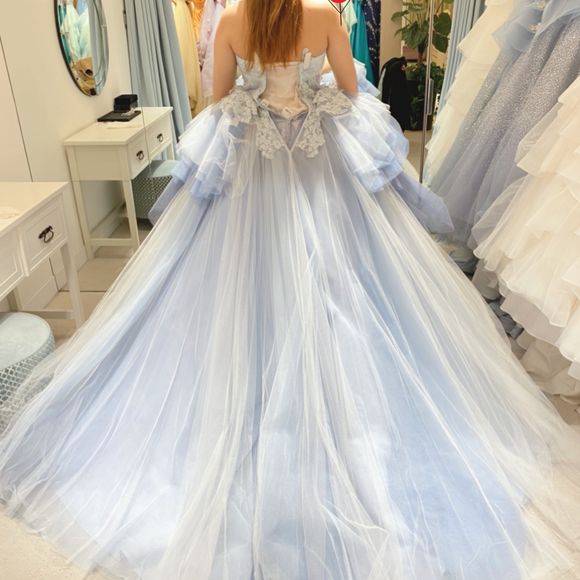 刺繍が後ろまであって可愛いのと淡い色が春らしい。