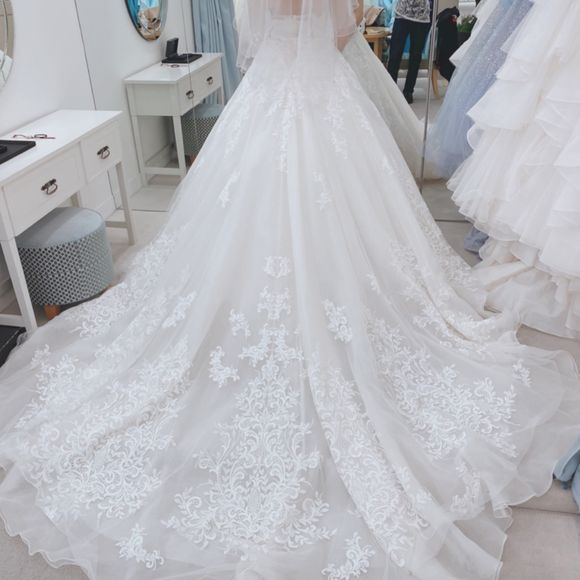 ロングトレーン。
試着室を埋めるほどの広がりと長さに感動。
端まで刺繍とグリッターがついててキラキラ！
豪華さに感動して、ウエディングドレスはこのドレスに決めました。
キヨコハタのウエディングドレスより少し値段が下がったのもよかった！