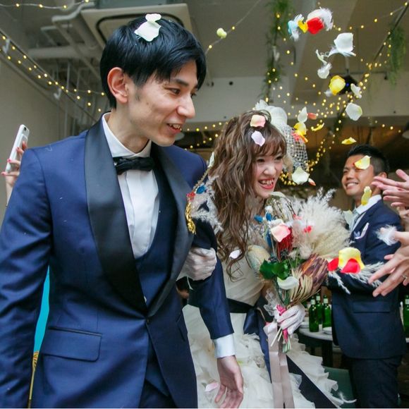 フラワーシャワーにミッキーシャワー、フェザーもいれて☺️ 祝福されてる感じが伝わってやってよかったです！