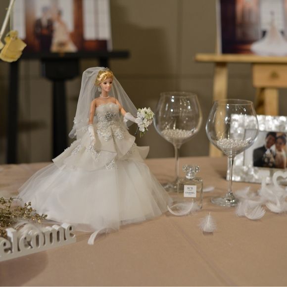 こちらのバービードールは韓国にオーダーしたもの。
よく見ると私の着たウエディングドレスなんです‼︎
細部まで再現されています。髪型、ティアラ、ブーケ、ベールの刺繍など。