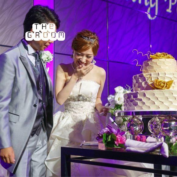 見てください。
このパープルのライティングに映えるゴールドのケーキ！
ホテルならではのラグジュアリー感とゴージャスな大人婚を演出できました。