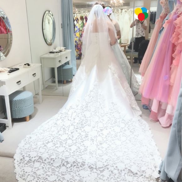 総レースのロングトレーンがとても素敵…！