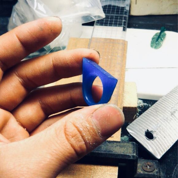 設計を元にwaxの削り出し