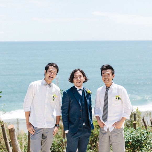 白シャツにグレーのタイとパンツで統一
新婦制作の新郎とお揃いのミニブートニアをつけてもらいました
涼しげで海の似合う素敵なグルームズメン
