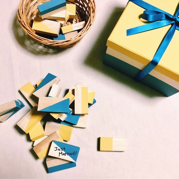 ゲストに書いてもらうメッセージボックス！全て100均で揃えたものに、テーマカラーのイエロー×ブルーを塗って完成！当日使うのが楽しみ☺︎