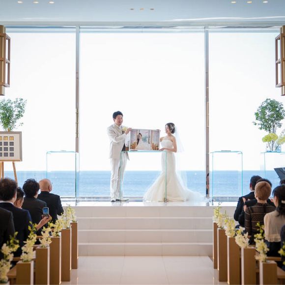 結婚証明書は前撮り写真をA2サイズに引き伸ばして、そこに参列して頂いたみなさんにお名前を書いてもらいました！