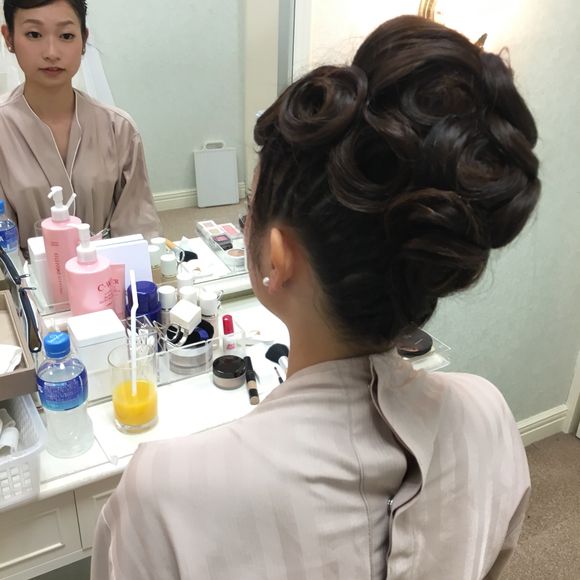 挙式ヘア
コーンロウ風に編んだサイド
ループカールでまとめて
エレガントな雰囲気にしました。