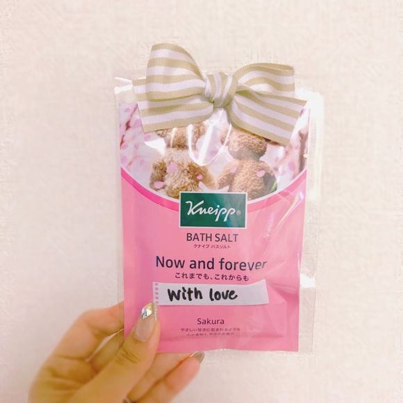 プラザで、限定パッケージのクナイプを購入し、
透明の袋に入れて、穴あけパンチであけてから
りぼんで結びました。
(ダッフィー風な気がするのは私だけ？)