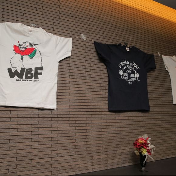 好きなアーティストのライブTを飾ってフェス感を