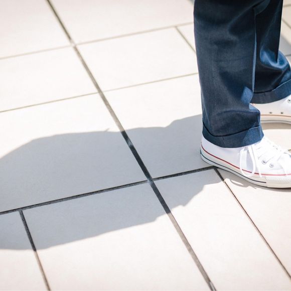 デニムのスーツに合わせたコンバースのハイカットのスニーカー
新婦の靴に合わせたホワイト