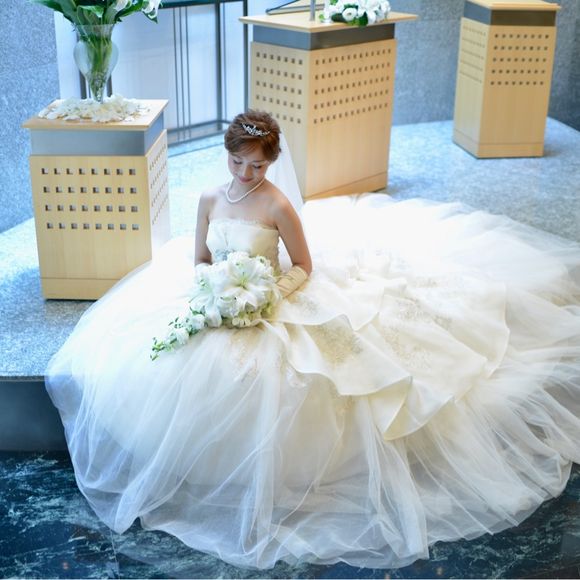 お座りショットも撮りました。
黒の大理石とのコントラストに、ドレスのチュールの透け感がお気に入り。