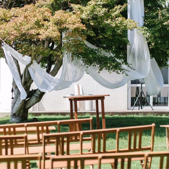 挙式会場
ウッドベンチの色と芝のグリーンがとても合っていて、挙式日が真夏だったのでどんな色もビビットで綺麗した