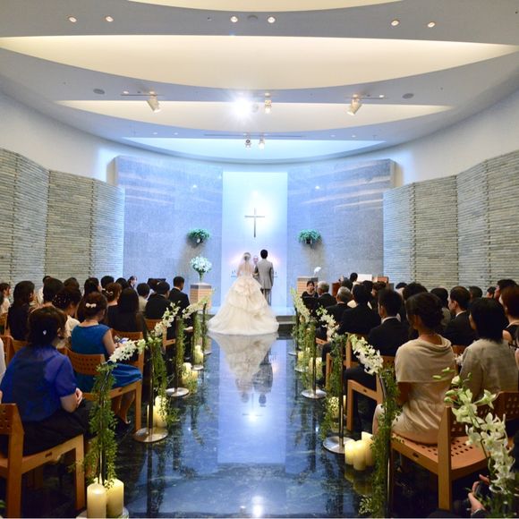 セルリアンのchurch全体の雰囲気
15周年記念と思えない綺麗さ。
天井はお母さんのお腹（子宮）をイメージして包まれているようなデザインにしたそう。
黒い大理石のバージンロードが反射して綺麗。
ゲストが入るとまたロケーション撮影とは違う感じに。