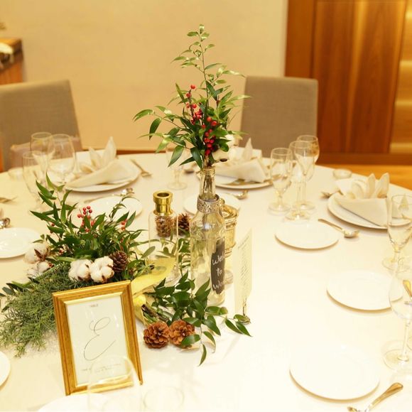 ゲスト卓の装飾❁*.ﾟ
こちらも、高砂と合わせたお花で💐
ほんのり、クリスマス感も演出〜♬*⃝̥◌
テーブルナンバーは、diyしました💓✨