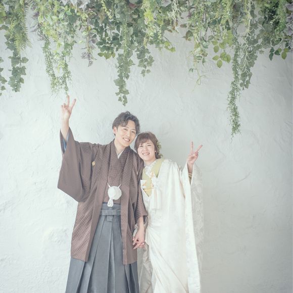 白無垢だけど、中にグリーンを入れました。
式はグリーンいっぱいの予定だったので、撮った写真が式でも使いやすいように。
(旦那さんの袴もブラウンにして、これも結婚式のテーマカラーに。)