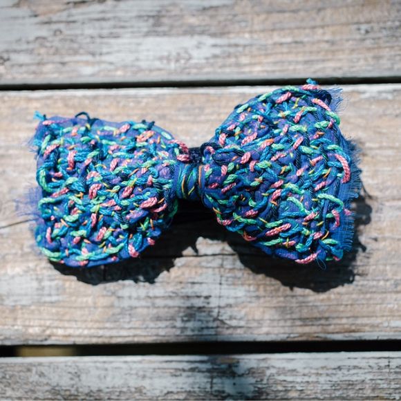 ドレスと同じデザインの蝶ネクタイ
スーツにも合うブルー
素材も同じもの
チーフも同じデザインに
(制作zaziquo)