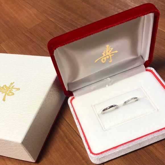 結婚指輪は私のお父さんジュエリーデザイナーのため, オーダーメイドで作ってもらいました💍❤️

色々なジュエリーショップを回ってパンフレットを見比べて, こんなのがいい！とお父さんにお願いしました°ʚ(*´꒳`*)ɞ°.

生まれて初めてのお父さんからの手作りアクセサリーのプレゼントです☆.｡.:*・

旦那さんの指輪の内側にも埋め込みダイヤがあります💎

文字は華文字で結婚式の日, 結婚記念