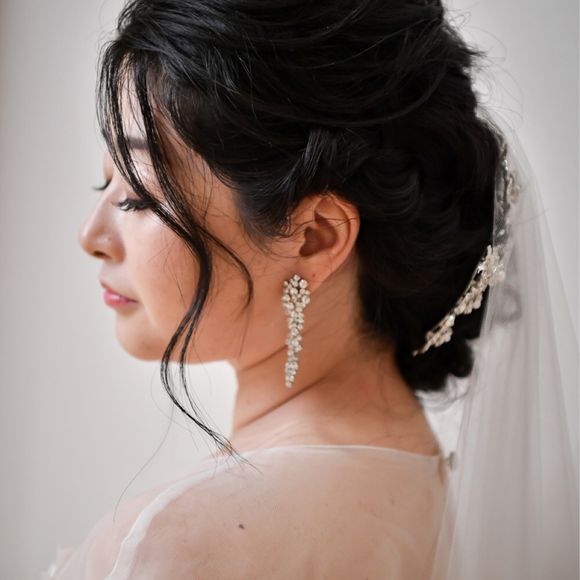 挙式スタイルは、まとめ過ぎずに。背も、頭も顔も小さいチビ花嫁はドレスに負けないようにヘアースタイルにもこだわりを！！