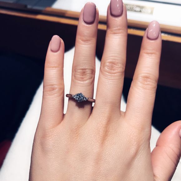 婚約指輪は銀座ダイヤモンドシライシのブーケロココ。センターは0.7ctのものを選ばせてもらいました?