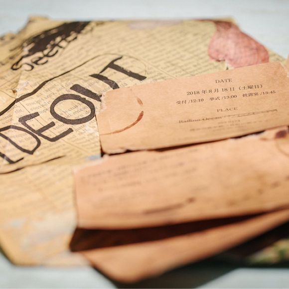 紙は蝋引きの紙を使用
コーヒーの染みを着けて、紙も綺麗な紙ではなく端をちぎったようなデザインに